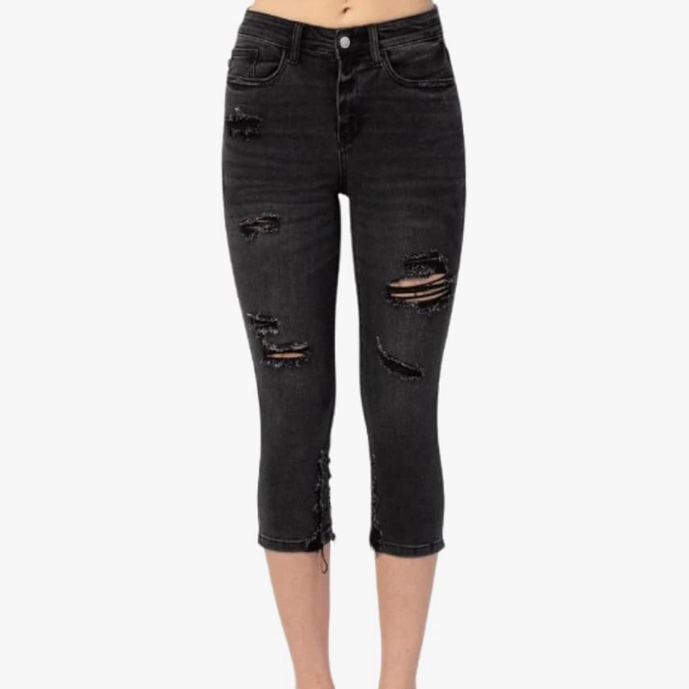 Judy Blue NWT 20” Black Distressed Capri